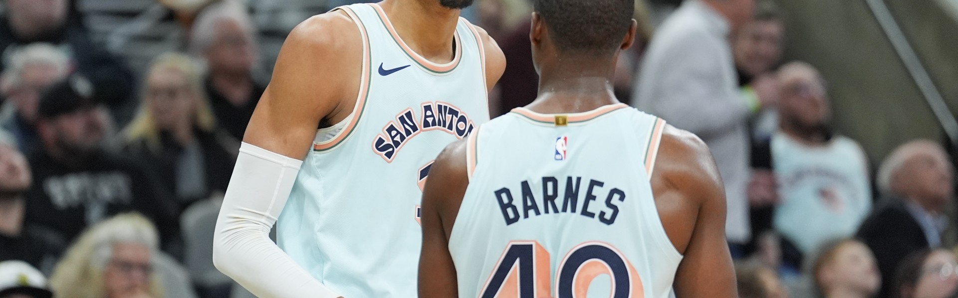 世界杯官方直播官网下载安装入口-文班亚马：哈里森·巴恩斯非常靠谱 他在场上总是无可挑剔