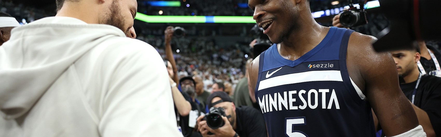 世界杯比赛在线观看地址-爱德华兹：库里是我兄弟&amp;我爱他的一切 他是最伟大控卫 不太懂rap