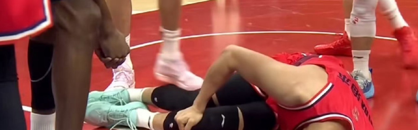 世界杯客户端安装包-看着心酸！郭艾伦膝伤倒地不起，一度仰天痛哭，但愿不是大伤！