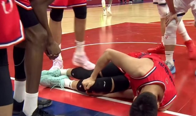 世界杯客户端安装包-看着心酸！郭艾伦膝伤倒地不起，一度仰天痛哭，但愿不是大伤！